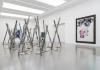 MARTIN KIPPENBERGER, „Jetzt geh ich in den Birkenwald, denn meine Pillen wirken bald“, 1990 ALBERT OEHLEN, Ohne Titel (Baum 62), 2016 REINHARD MUCHA, „ABSK - St. Georgens randlose Säule“, 2020 GEORG BASELITZ, „Ein Hund kommt zu spät“, 2001 © STIFTUNG GRÄSSLIN und die Künstler, Nachlass Martin Kippenberger, VG Bild-Kunst, 2023 (Reinhard Mucha, Albert Oehlen) Fotograf: Wolfgang Günzel, Offenbach