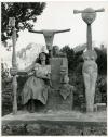 John Kasnetsis, Dorothea Tanning und Max Ernst mit der Plastik 'Capricorne' von Max Ernst, Arizona, 1948, Fotografie © VG Bild-Kunst, Bonn 2022