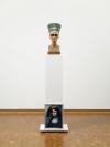 Isa Genzken Nofretete  Das Original, 2012 Nefertiti plaster bust with sunglasses on wooden base, wooden plinth and colour photograph in aluminium frame 184 x 50.5 x 40 cm Courtesy Galerie Buchholz/VG Bild-Kunst, Bonn 2023 / Photo: Sascha Fuis 