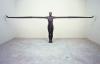 Abbildung: Antony Gormley, FIELD, 1984-85, Blei, Fieberglas, Gips und Luft, 195 x 560 x 66 cm,  the artist
