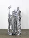 Rechts: Asta Grting, Space Between Four People, 2012/2013, Aluminium, Epodxidharz, 190 x 80 x 70 cm, Courtesy die Knstlerin und carlier | gebauer, Berlin/Madrid,  Asta Grting, VG Bild-Kunst, Bonn, 2022, Foto: Nic Tenwiggenhorn 