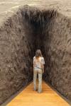 Delcy Morelos, Madre, 2025, Erde, Ton, Wasser, Holz, Metall, Jute Heu, Stroh Zimt, Nelken, Buchweizen, Chia-Samen, Tabak, Honig, Maße variabel. Ausstellungsansicht Hamburger Bahnhof Nationalgalerie der Gegenwart, 11.7.2025 25.1.2026 © Delcy Morelos, 2025. Courtesy die Künstlerin und Marian Goodman Gallery. Foto: Staatliche Museen zu Berlin, Nationalgalerie / Jacopo La Forgia