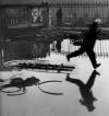 Henri Cartier-Bresson: Hinter dem Gare Saint-Lazare (Detail), 1932,  2023 Henri Cartier-Bresson/Magnum Photos, courtesy Fondation Henri Cartier-Bresson, Paris