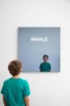 Jeppe Hein (*1974) INHALE HOLD EXHALE, 2016 Pulverbeschichtetes Aluminium, Leuchtstoffröhren, Spionspiegel, pulverbeschichteter Stahl, Transformatoren, Steuereinheit 100 x 100 x 10 cm Courtesy KÖNIG GALERIE, Berlin, 303 Gallery, New York und Galleri Nicolai Wallner, Kopenhagen © Studio Jeppe Hein / Hendrik Hähner