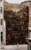 Doris Salcedo, Untitled, 2003 Installation für die 8. Internationale Istanbul Biennale 2003 1550 Holzstühle © the artist Foto © Sergio Clavijo. Courtesy White Cube