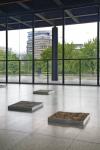 Ulrich Rückriem, 40 Bodenreliefs 1998/2023, Installationsansicht Neue Nationalgalerie, 2009 © Nationalgalerie, Staatliche Museen zu Berlin / Foto: Roman März