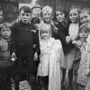 Ausstellung im Fotografie-Forum Monschau: Hier das Bild „Hochzeit“ mit Kleidern aus der Mülltonne, London, ca. 1932. Foto: © Estate Suschitzky Family, Fotohof