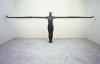 Abbildung: Antony Gormley, FIELD, 1984-85, Blei, Fieberglas, Gips und Luft, 195 x 560 x 66 cm,  the artist