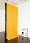 KP Brehmer; Korrektur der Nationalfarben, gemessen an der Vermgensverteilung (Version I), 1970 Fahne: Textilgewebe, Textilband, Metallringe, Stange, 414,5 x 202,5 cm Tafel: Lack auf Metall, 100 x 80 cm Hamburger Kunsthalle, Dauerleihgabe KP Brehmer Sammlung und Nachlass, Berlin  VG Bild-Kunst, Bonn 2018 Foto: Christoph Irrgang